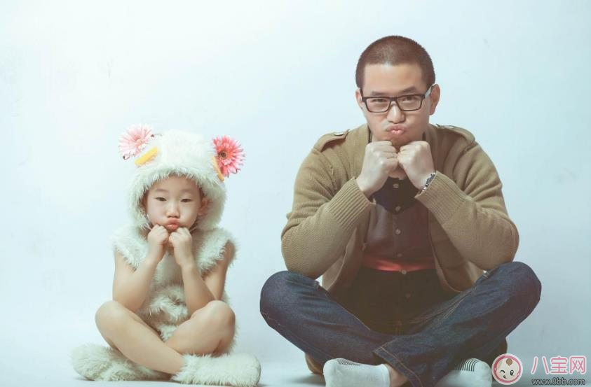 爸爸帶娃只玩手機 怎么讓爸爸會帶娃 爸爸帶娃只玩手機 怎么讓爸爸會帶娃