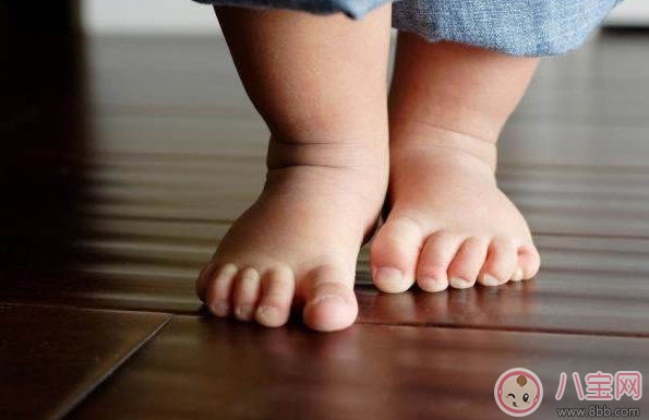 親子游戲讓寶寶輕松學(xué)會走路 寶寶練習(xí)走路親子游戲