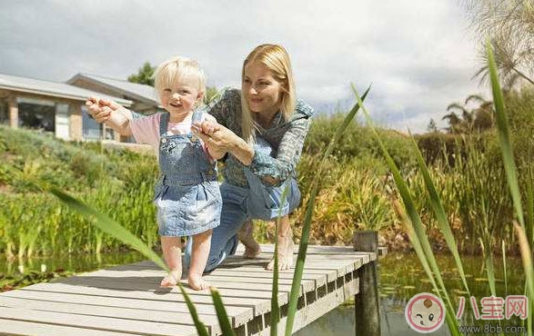 親子游戲讓寶寶輕松學(xué)會走路 寶寶練習(xí)走路親子游戲
