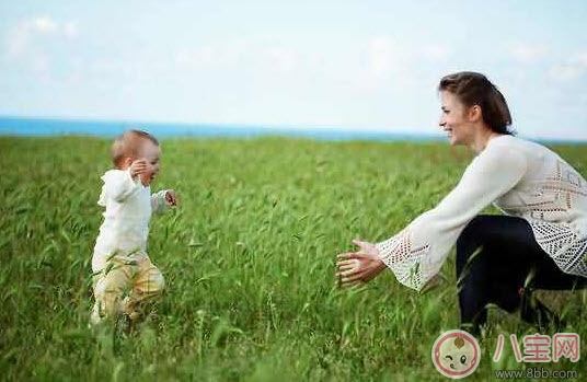 親子游戲讓寶寶輕松學(xué)會走路 寶寶練習(xí)走路親子游戲