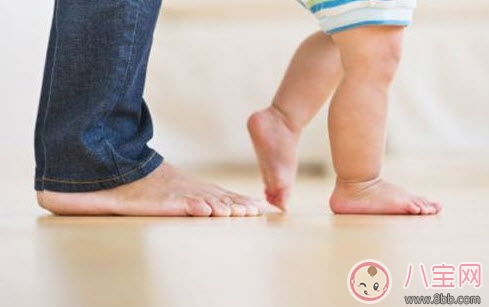 親子游戲讓寶寶輕松學(xué)會走路 寶寶練習(xí)走路親子游戲