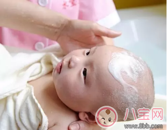 新手爸媽夏季給初生兒洗澡莫慌張 掌握方法最重要