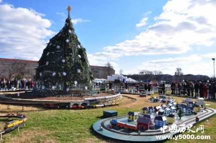 白宮紅色圣誕樹：白宮布置圣誕樹的歷史紅色有哪些心理暗示？