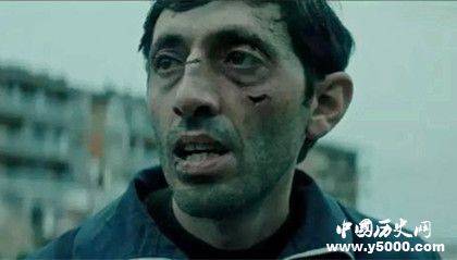 戛納大獎(jiǎng)《犬舍驚魂》劇情詳解：狗男的人生是偉大還是喪