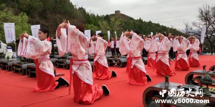 三拜九叩由來(lái)簡(jiǎn)介三拜九叩禮儀步驟是怎樣的？