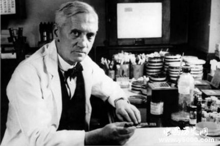 弗萊明生平故事簡(jiǎn)介弗萊明是怎樣發(fā)現(xiàn)青霉素的？