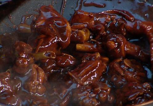 不用水燒的醬燜啤酒鴨腿怎么做？