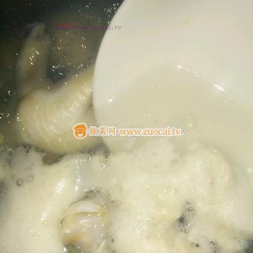 花生木耳燉雞爪的做法