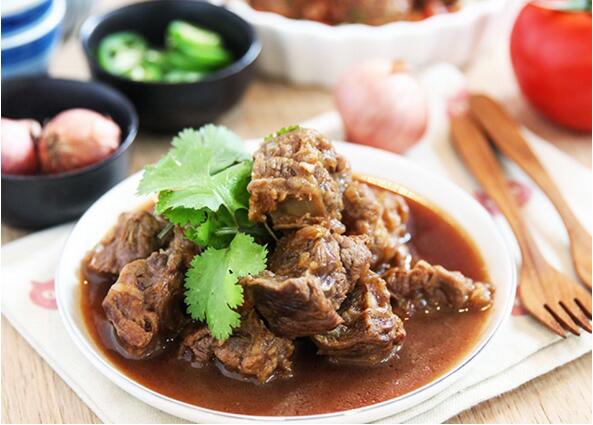 洋蔥燜牛肋骨怎么做？