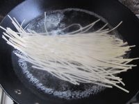 風(fēng)味豆豉醬拌面的做法步驟2