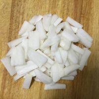 家庭自制酸辣泡菜的做法步驟1