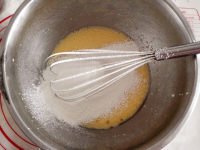 戚風(fēng)杯子蛋糕的做法步驟3