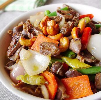 怎么做快手下飯菜辣炒雞雜？