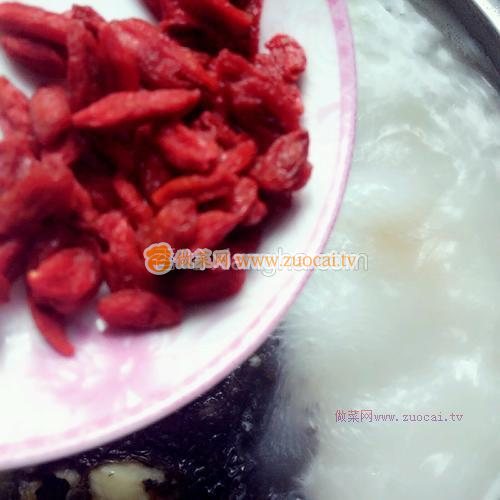 枸杞銀耳魚頭湯的做法