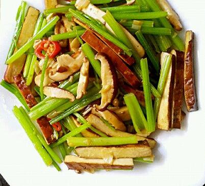 營(yíng)養(yǎng)又健康的快手菜芹菜香菇炒香干怎么做？