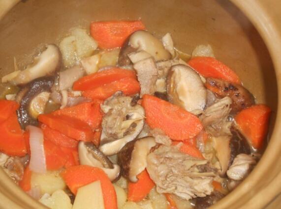 素食也美味紅蘿卜香菇燉土豆怎么做？