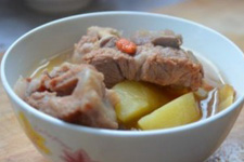 土豆燉排骨的做法