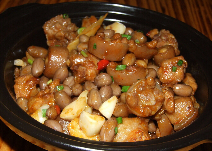 花生燜豬尾怎么做？