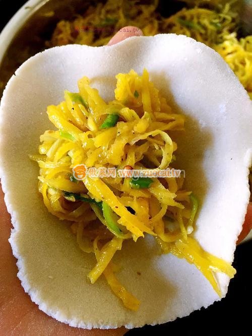 蕎面黃蘿卜蒸餃的做法