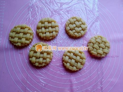 草莓醬夾心編織餅干的做法