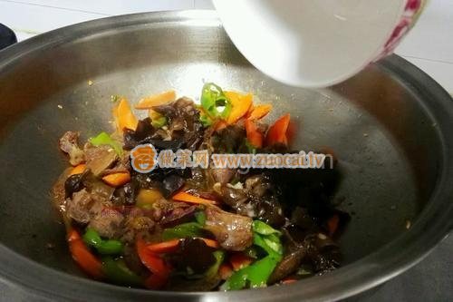 胡蘿卜黑木耳炒牛肉的做法