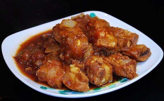 味甜肉嫩的圓蔥炒排骨怎么做？