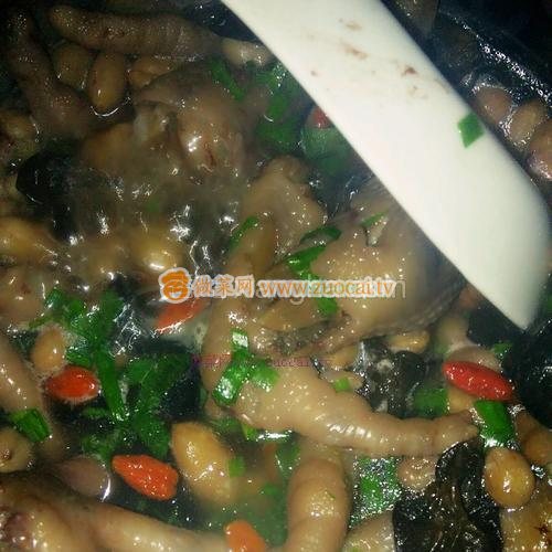 花生木耳燉雞爪的做法