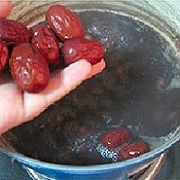 四紅補(bǔ)血養(yǎng)顏粥的做法圖解5