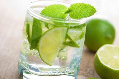 檸檬泡水可以用熱水嗎，熱水好還是冷水好