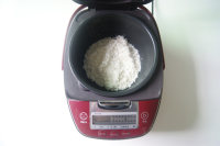 不需要技術(shù)含量的【姬松茸排骨煲仔飯】的做法步驟8