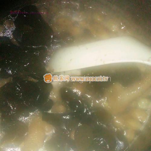 花生木耳燉雞爪的做法