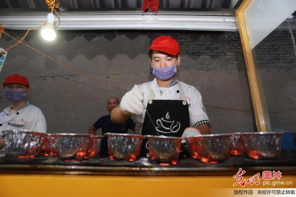 北體大武術(shù)生返鄉(xiāng)擺攤“烤腦花” 月入3萬