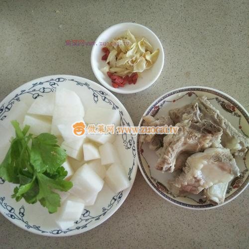 排骨蘿卜百合湯的做法