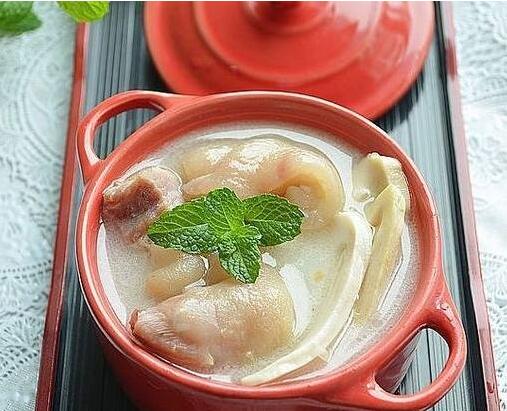 補充膠原蛋白的干筍豬蹄湯怎么做？