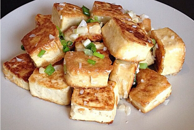 下飯的油爆豆腐怎么做？