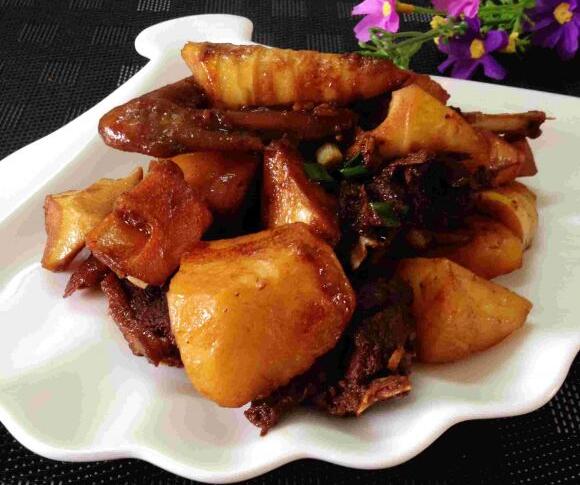 混搭美味馬鈴薯春筍燜鵝怎么做？