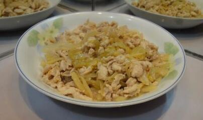 快手下飯菜雞胸肉炒白菜怎么做？