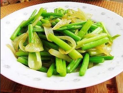 清淡營養(yǎng)的香芹炒洋蔥怎么做？