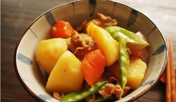 可做主食的菜——馬鈴薯燉肉怎么做？