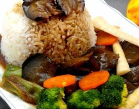 營(yíng)養(yǎng)均衡的海參泡飯?jiān)趺醋觯?/ data-k1t9=