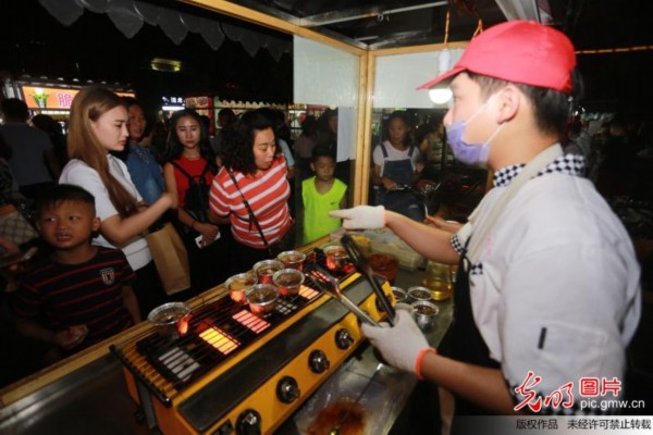 北體大武術(shù)生返鄉(xiāng)擺攤“烤腦花” 月入3萬