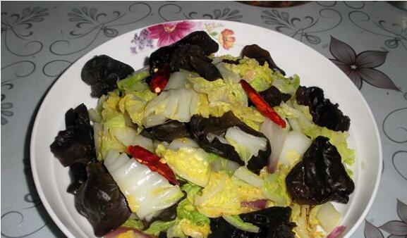 熗炒木耳元白菜怎么做？