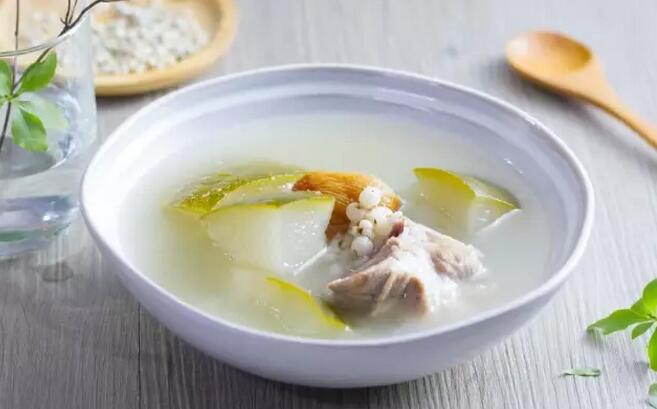 潤(rùn)肺補(bǔ)水的冬瓜薏米豬腱湯怎么做？