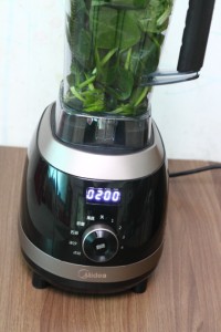 菠菜汁手搟面的做法步驟2