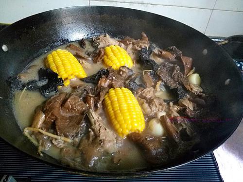 農(nóng)家野生菌燉雞的做法