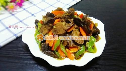 胡蘿卜黑木耳炒牛肉的做法