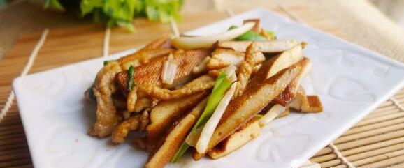 補(bǔ)益清熱的香干肉絲蒜苗怎么做？