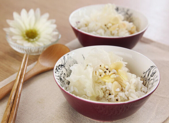 潤(rùn)肺主食——雪耳杏仁飯
