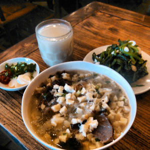 羊肉泡饃的做法 羊肉泡饃怎么吃 羊肉泡饃的饃怎么做