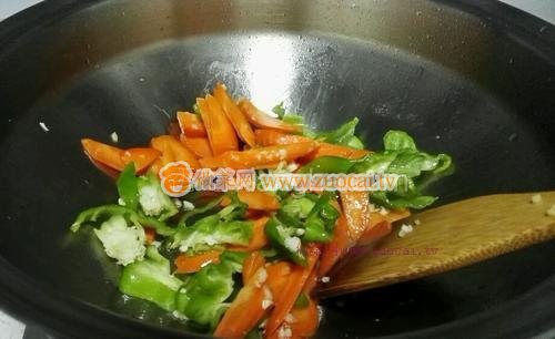 胡蘿卜黑木耳炒牛肉的做法